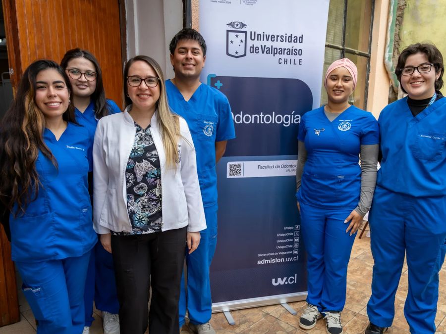 Estudiantes de la UV en actividad con la comunidad